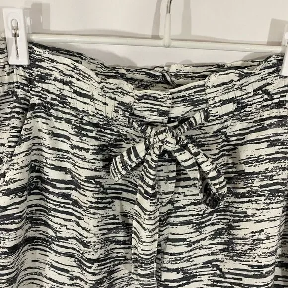 Lou & Grey Ruffle Waist Paperbag Shorts - Picture 3 of 7